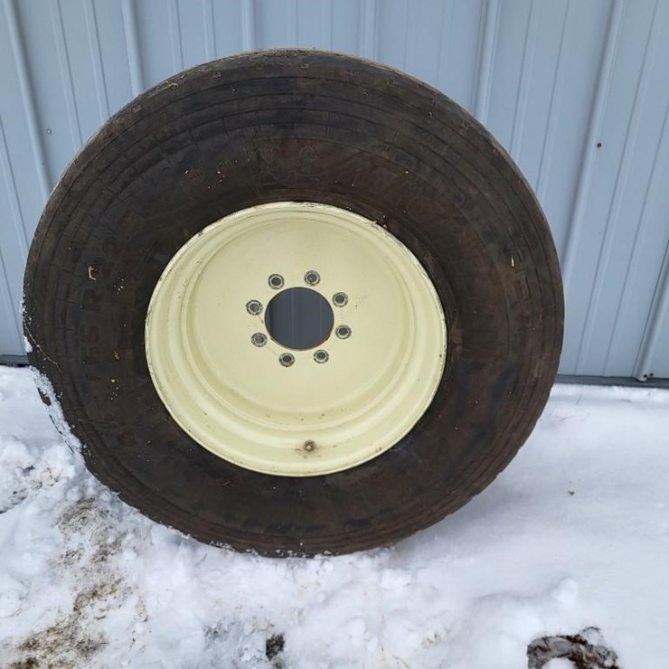 425/65R22.5 Tire w/8 Bolt Rim
