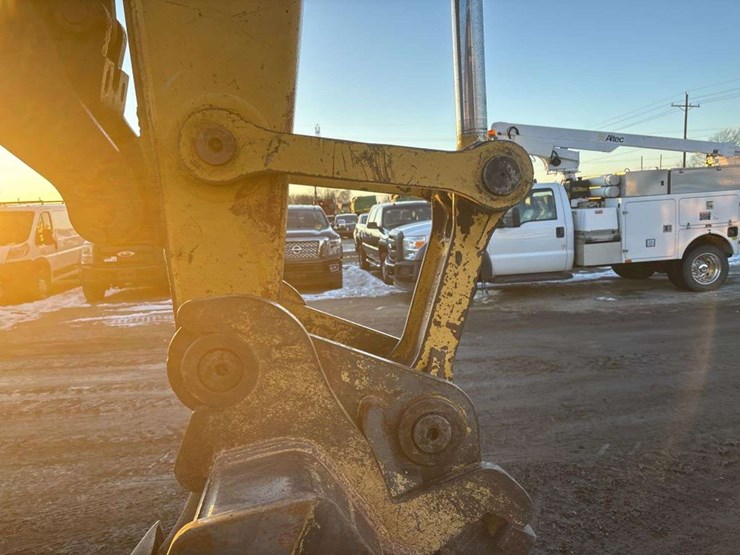 deere-200-lc-image-11