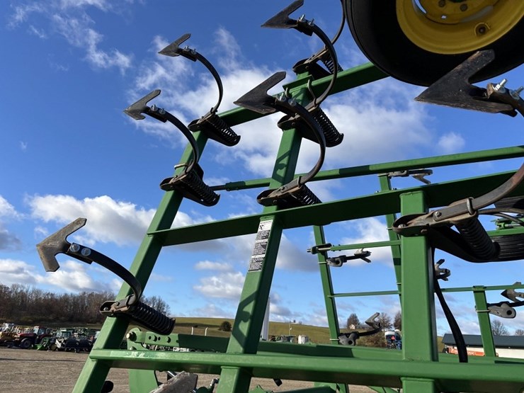 2011-john-deere-2210l-image-32