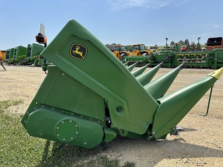 2022-john-deere-c12r-image-5