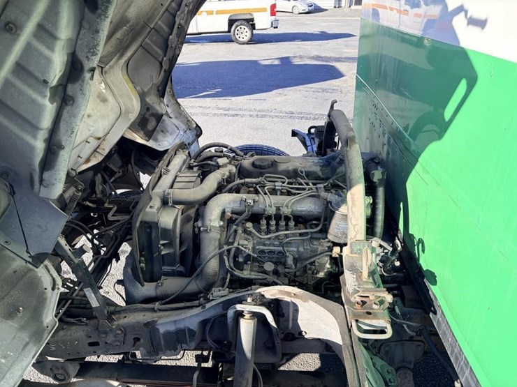 2004-mitsubishi-fuso-box-truck-image-7