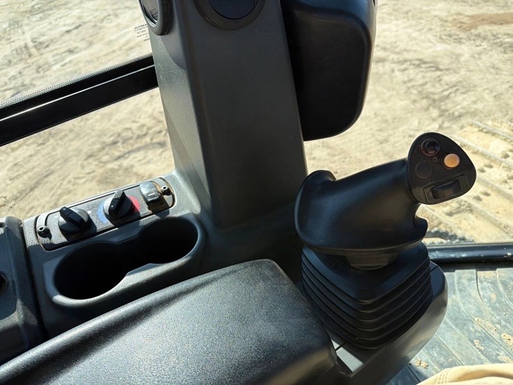 2021-caterpillar-d3-lgp-image-23