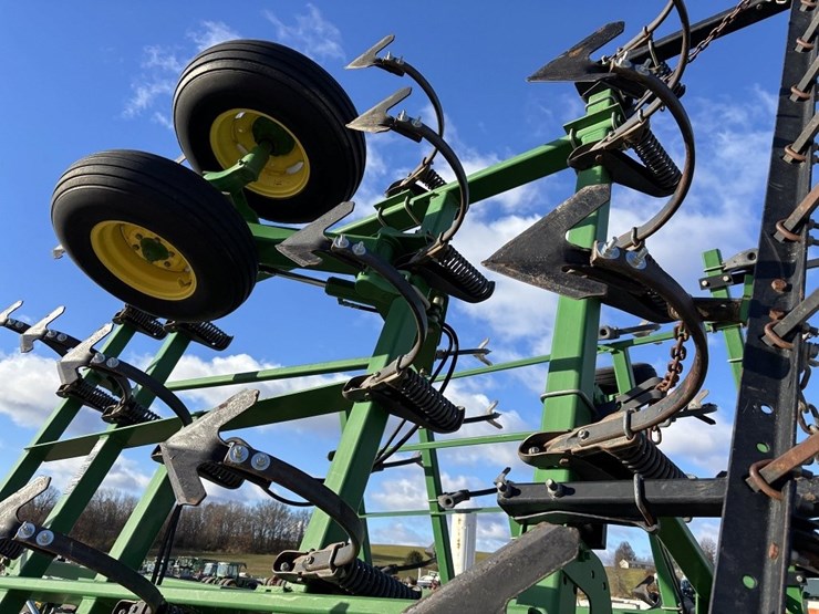 2011-john-deere-2210l-image-29