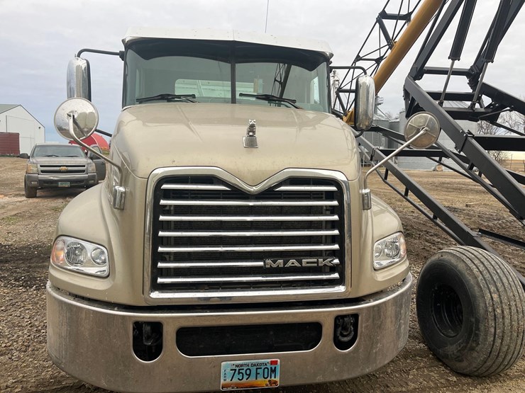 2014-mack-cxu613-semi-image-14