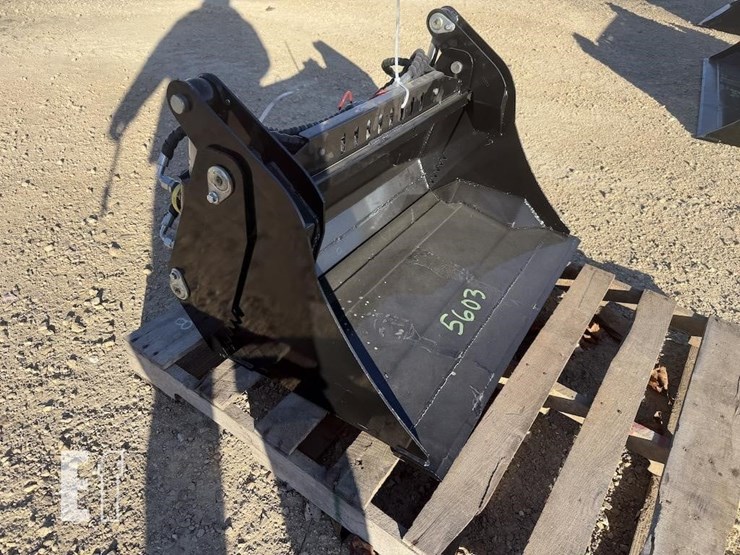 mini-skid-steer-4-in-1-bucket-image-2