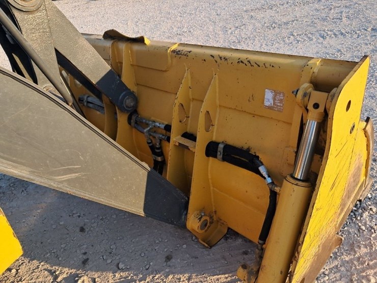 2022-deere-410l-image-32