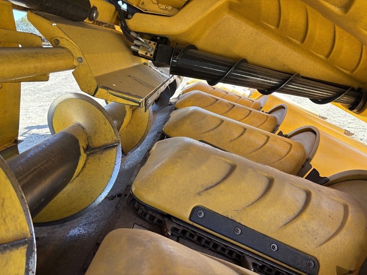 2014-new-holland-9800f-12r30"-corn-head-image-16