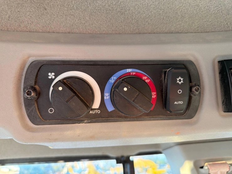 2018-caterpillar-938-image-22