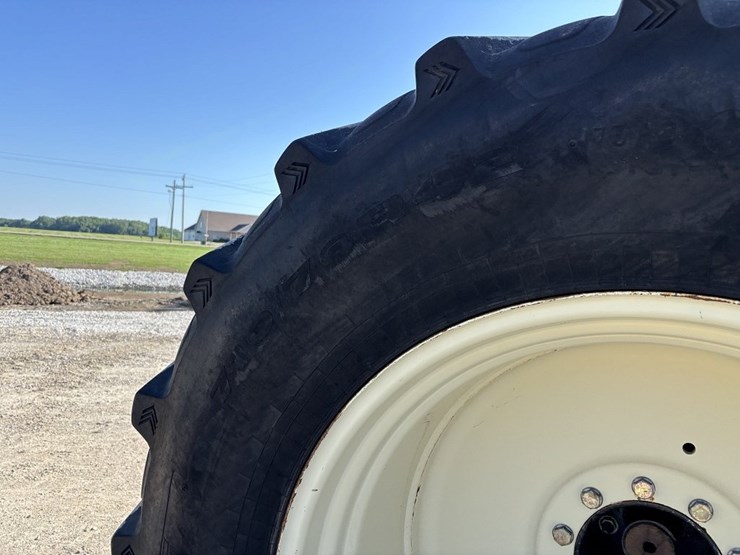 2015-versitle-310-mfwd-tractor-image-16