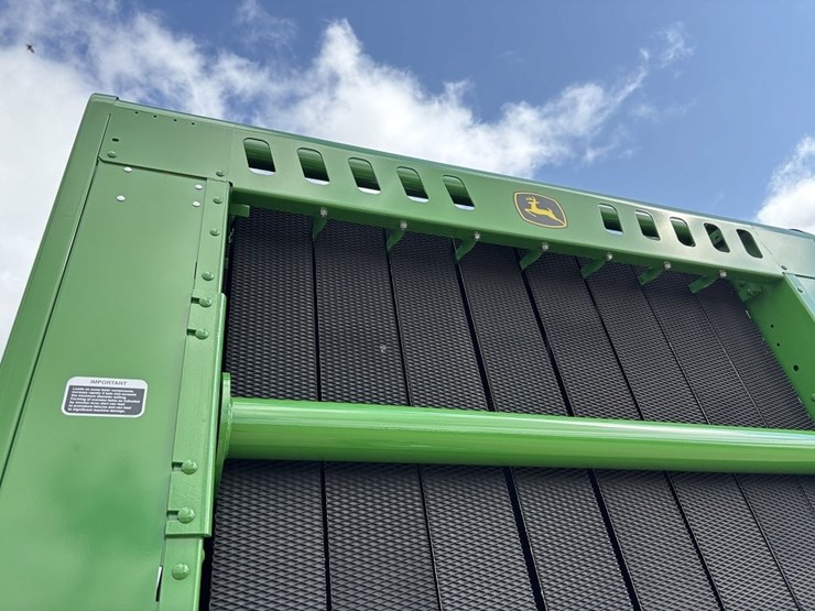 2024-john-deere-561m-image-15