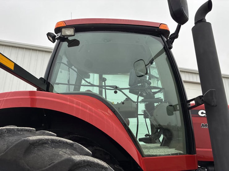 case-ih-magnum-245-image-21