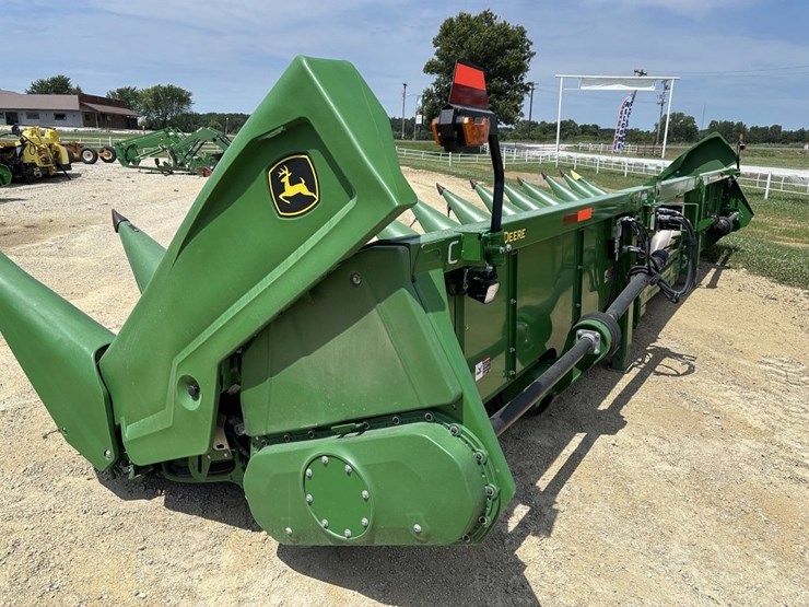 2022-john-deere-c12r-image-3