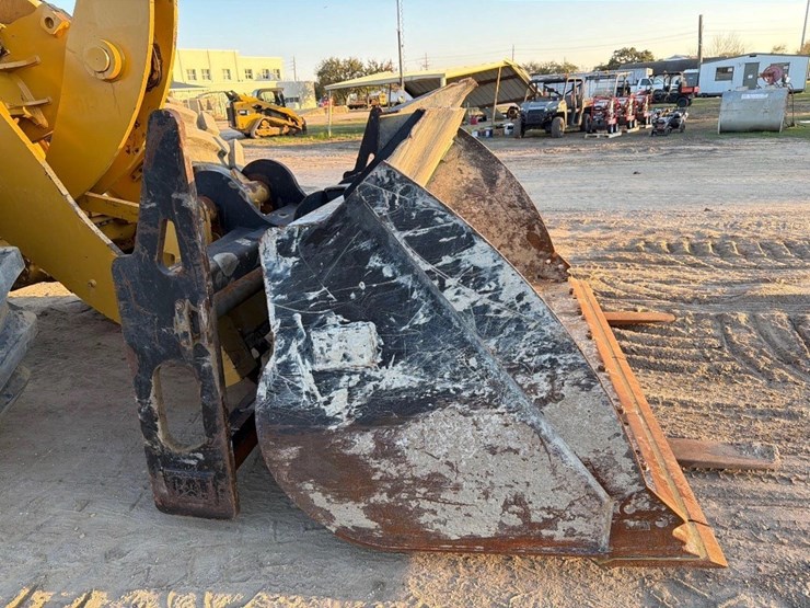 2018-caterpillar-938-image-15