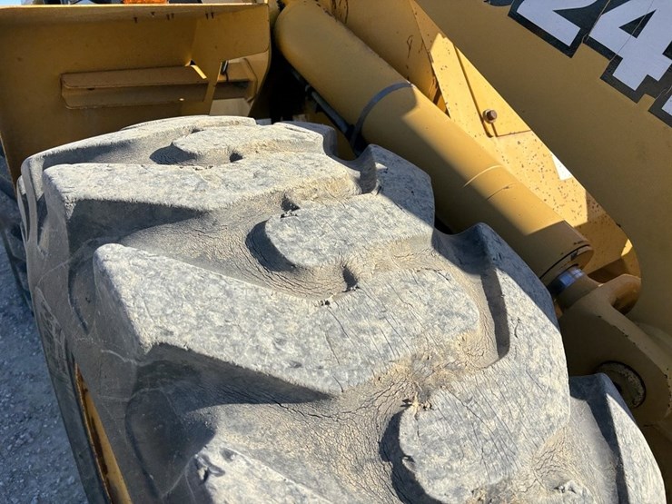 2003-deere-324h-image-16