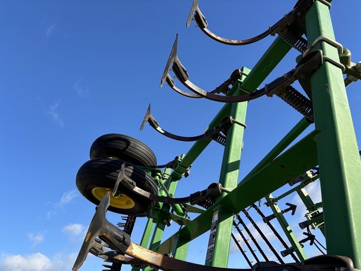 2011-john-deere-2210l-image-13