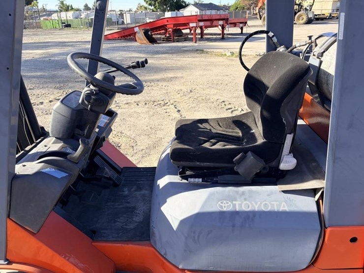 2005-toyota-2fgcu20-forklift-truck-image-12