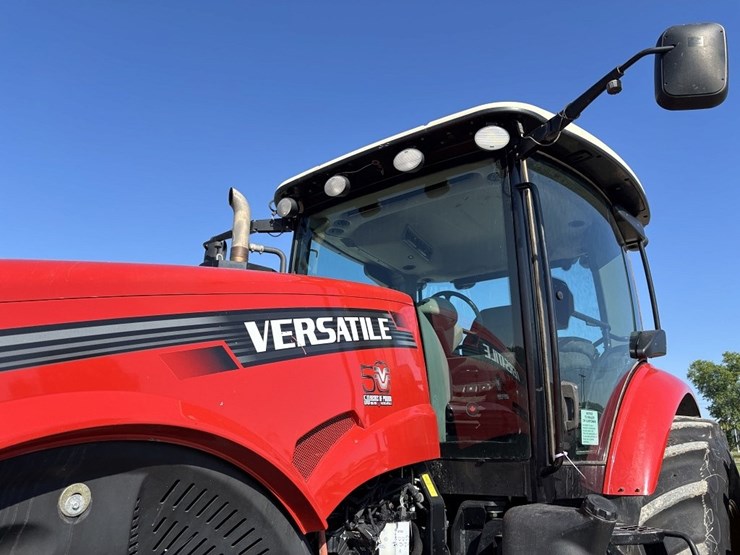 2015-versitle-310-mfwd-tractor-image-32