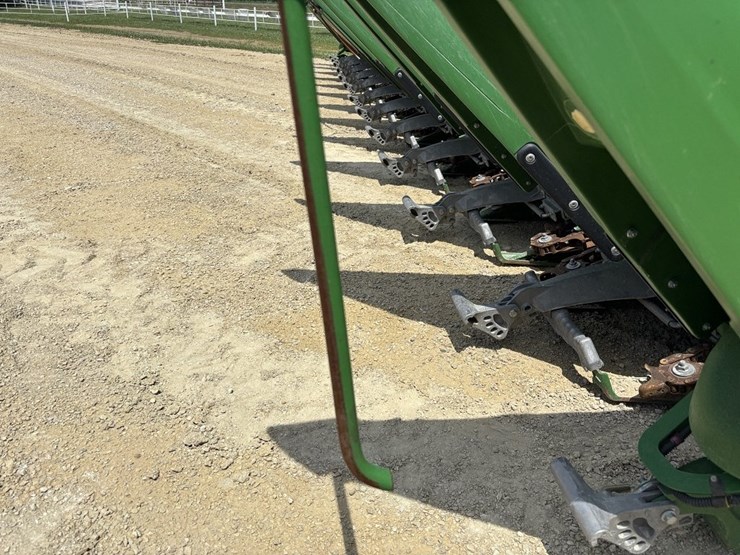 2022-john-deere-c12r-image-32