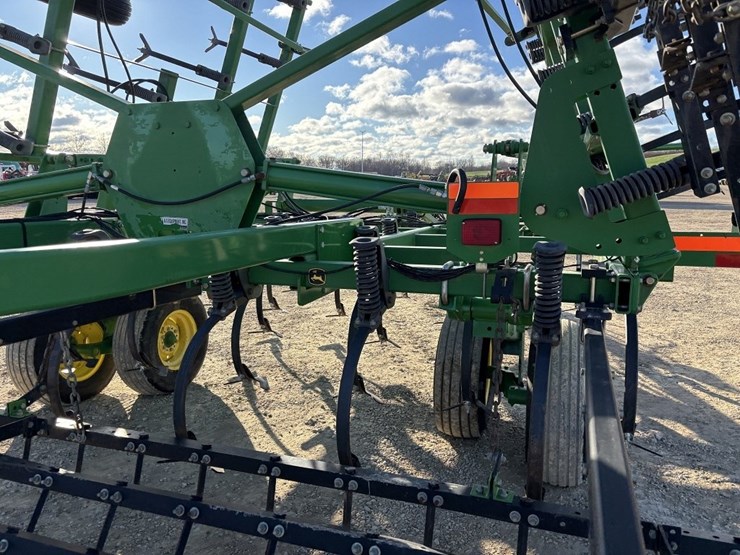 2011-john-deere-2210l-image-23