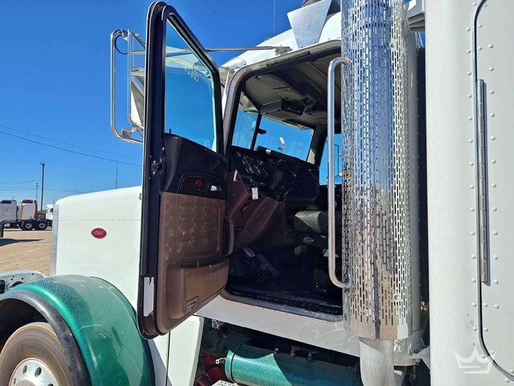 2014-peterbilt-388-image-50