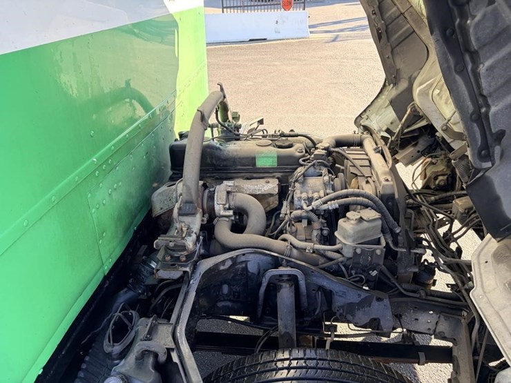 2004-mitsubishi-fuso-box-truck-image-8