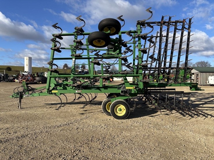 2011-john-deere-2210l-image-2