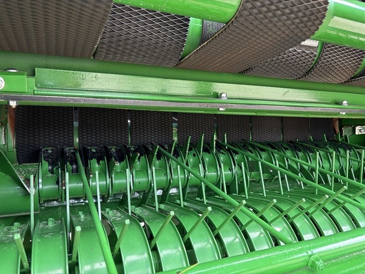 2024-john-deere-561m-image-17