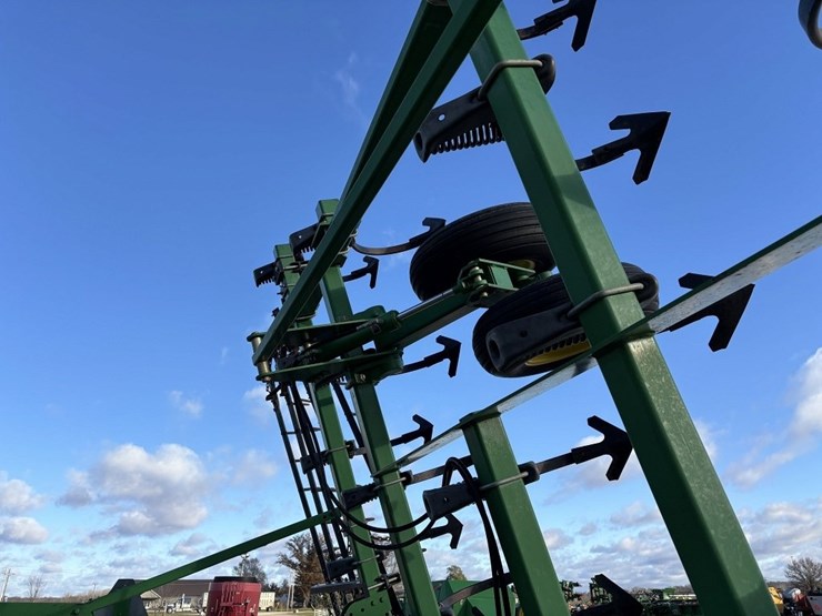 2011-john-deere-2210l-image-39