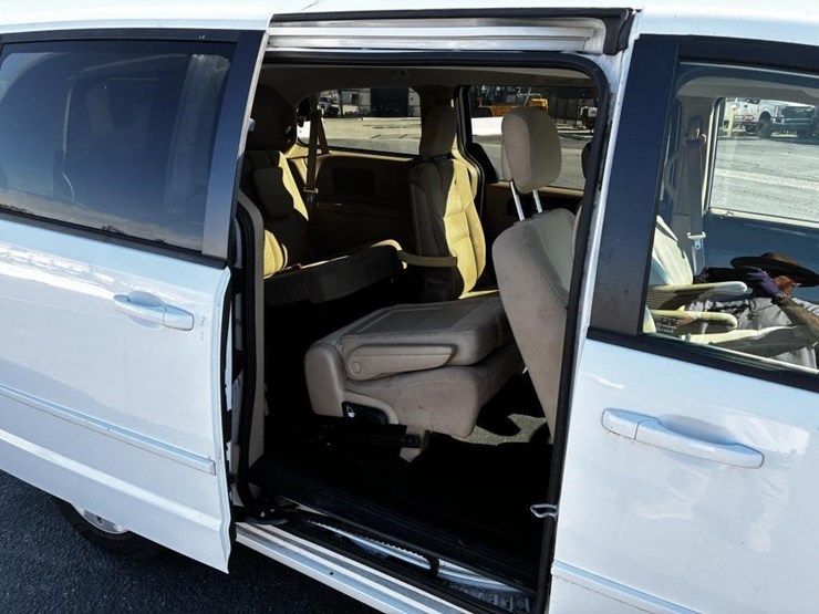 2015-dodge-caravan-image-10