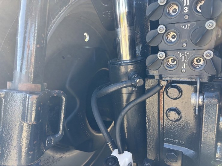 2014-case-ih-340-image-32