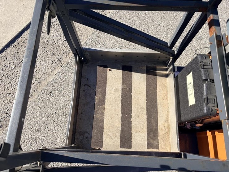 2005-jlg-axxessor-200vl-vertical-mast-lift-image-9