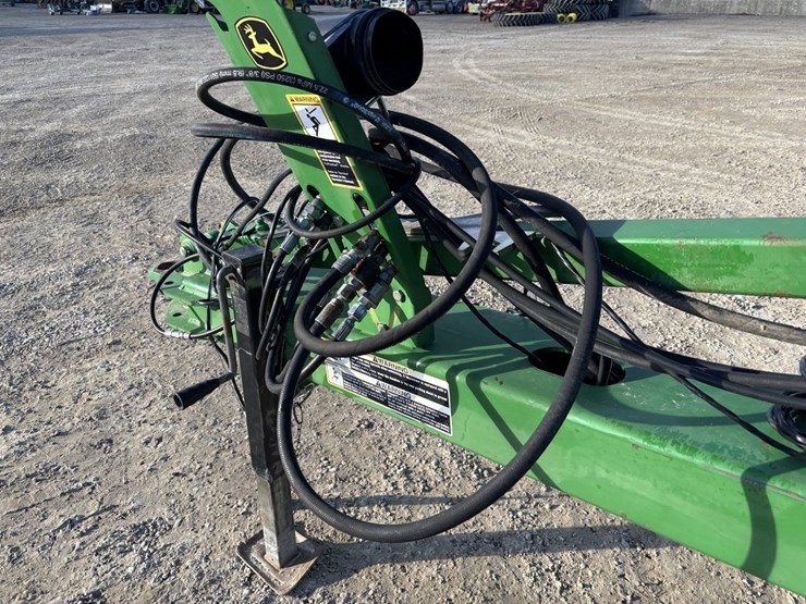 2011-john-deere-2210l-image-42