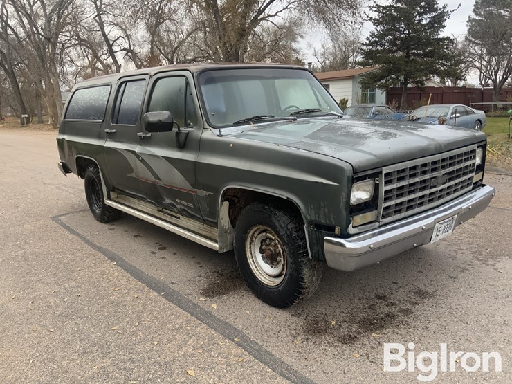 chevrolet-suburban-image-3