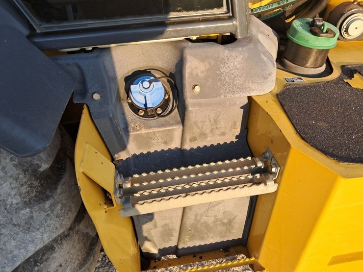 2022-deere-410l-image-15