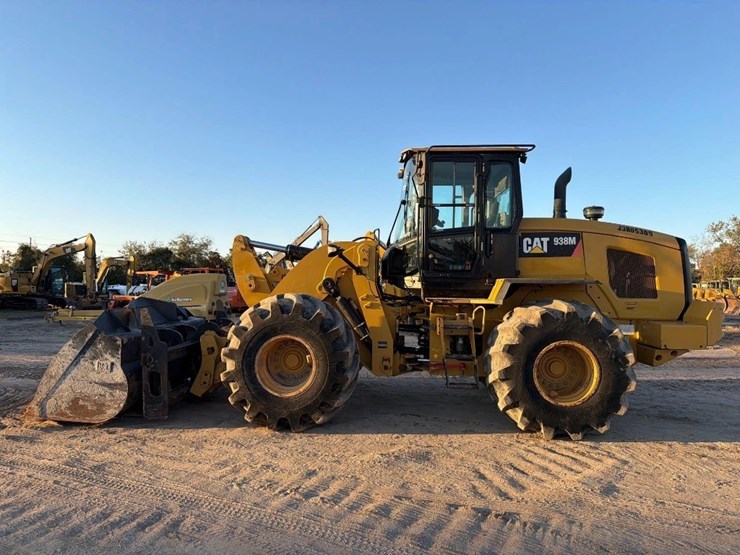 2018-caterpillar-938-image-1