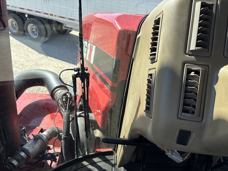 2013-case-ih-600-image-38