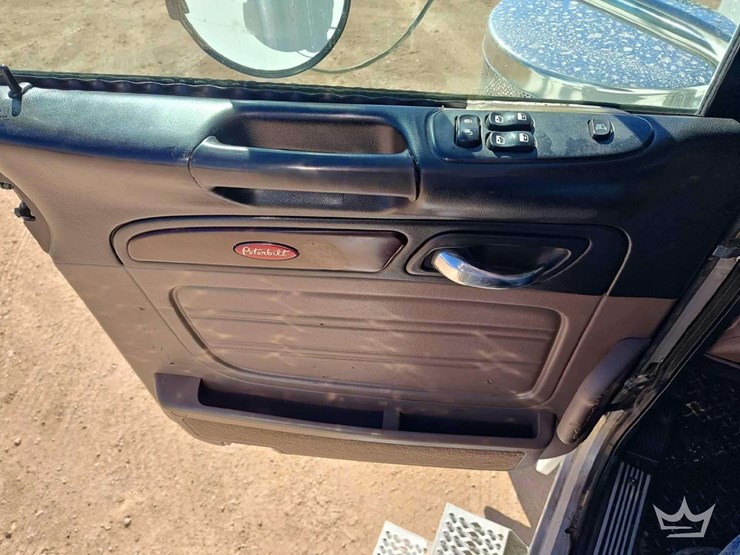 2014-peterbilt-388-image-41