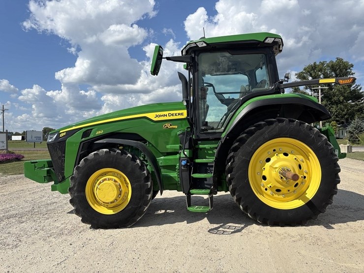 john-deere-8r-250-image-2