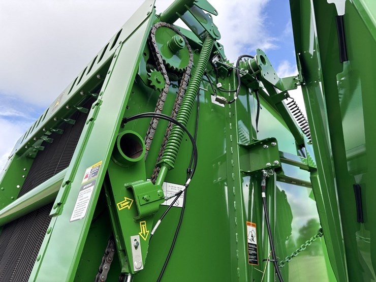 2024-john-deere-561m-image-39