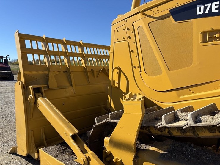 2010-caterpillar-d7e-image-32