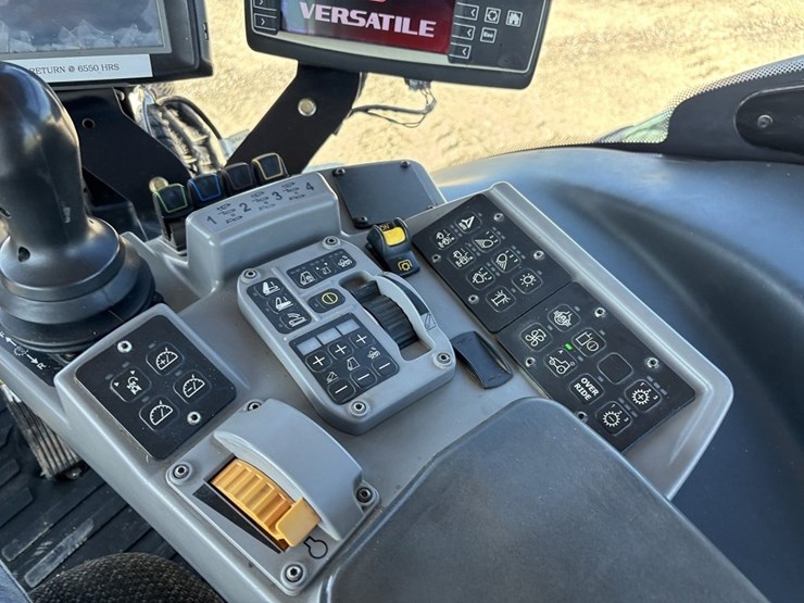 2015-versitle-310-mfwd-tractor-image-40