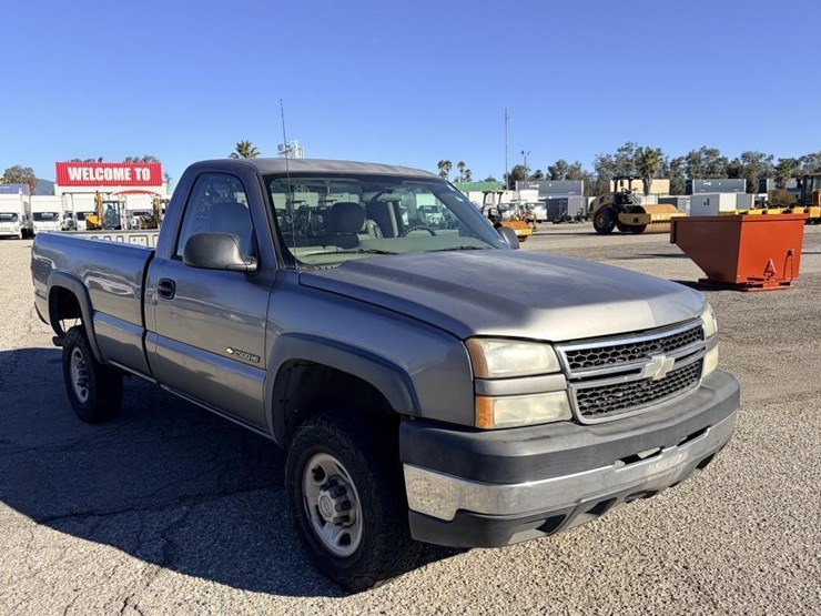 chevrolet-silverado-2500-image-2