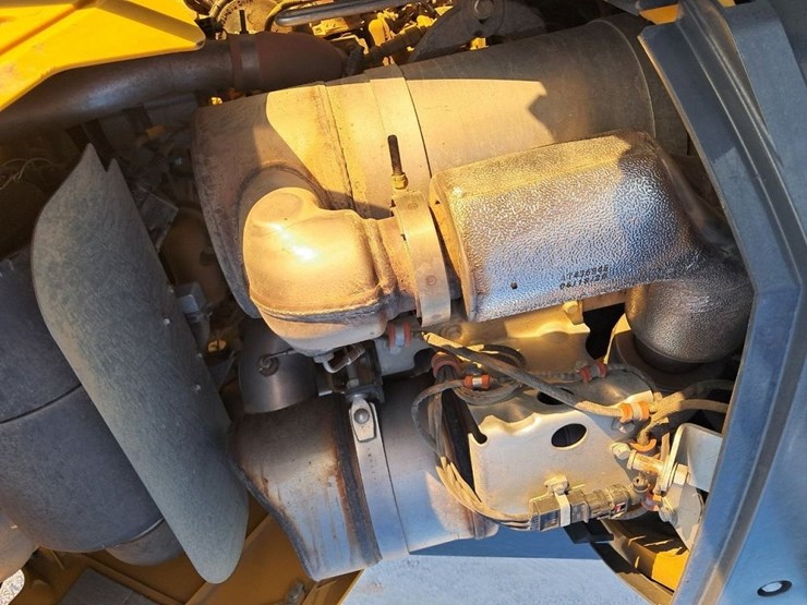 2022-deere-410l-image-46