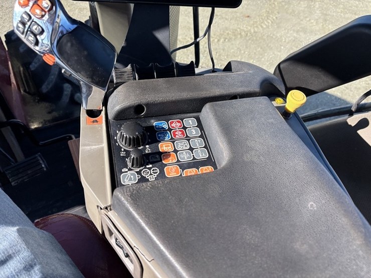 2014-case-ih-340-image-52