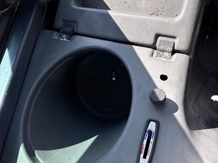 2003-deere-324h-image-47