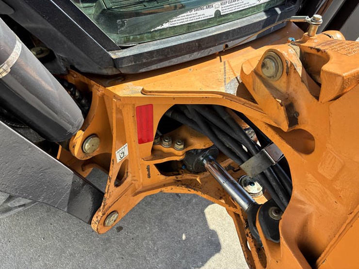 2019-case-580sn-image-35