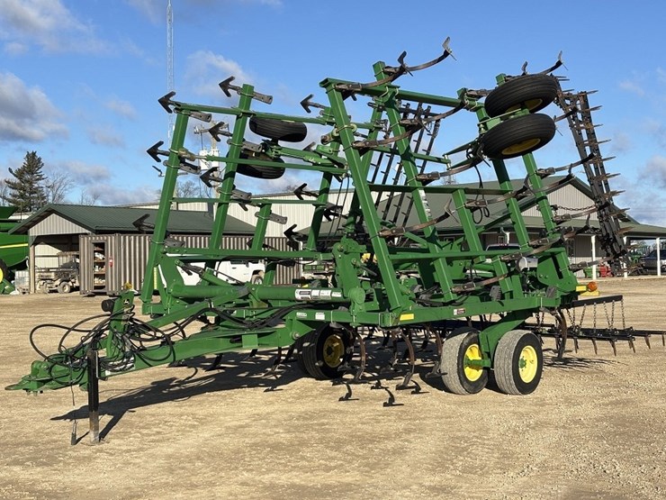 2011-john-deere-2210l-image-1