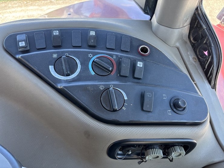 case-ih-magnum-210-cvt-image-41