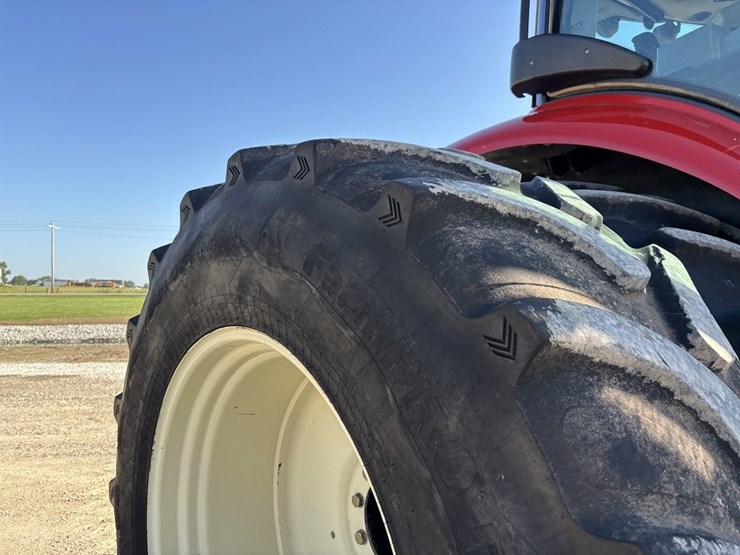 2015-versitle-310-mfwd-tractor-image-15