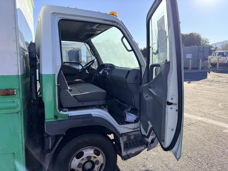 2004-mitsubishi-fuso-box-truck-image-10